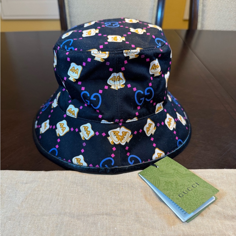 Gucci Black Bucket Hat with Multicolor Pattern